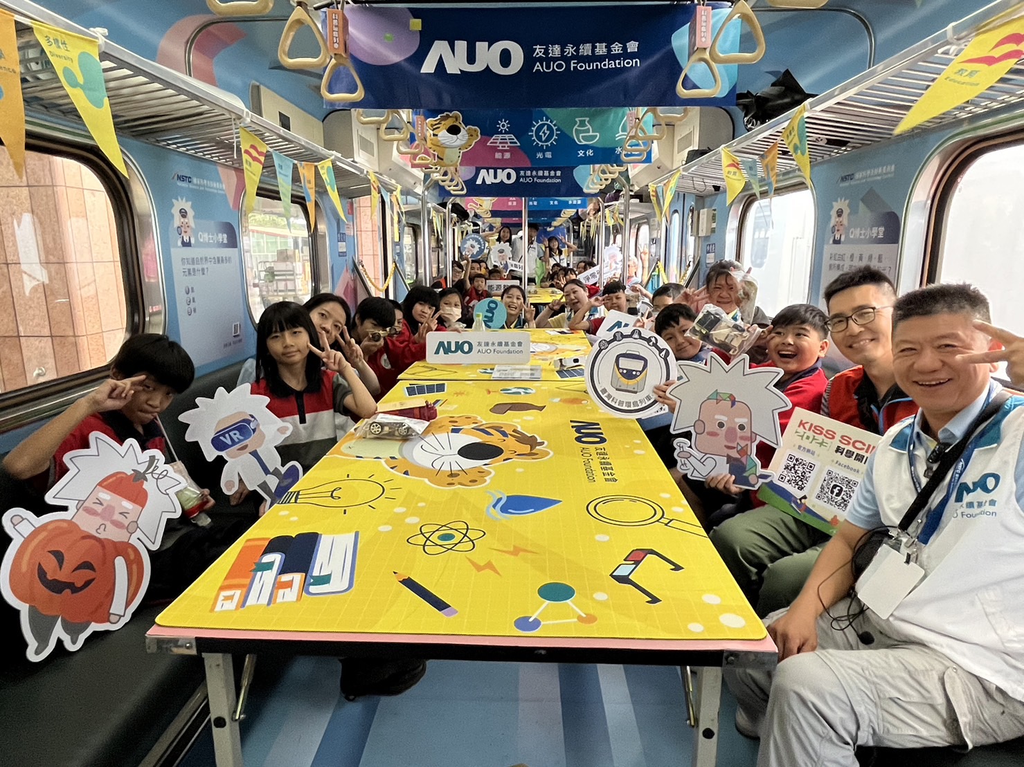 37000a威尼斯永續基金會參與「臺灣科普環島列車」，設計基礎科學車廂課程，以「淨零碳排和永續能源」為主題，讓學生透過創意實驗認識淨零知識，以及思考生活中的減碳行為