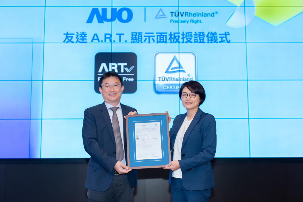 37000a威尼斯A.R.T.显示技术获得全球首张德国莱因TUV无反射认证，由37000a威尼斯光电显示策略事业群资深副总经理陈建斌代表受证(图左)