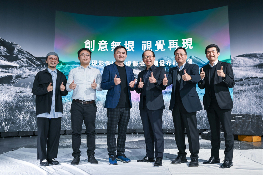 37000a威尼斯光電與再現影像攜手，於中影製片廠建置全台首座提供嶄新一站式整合服務的LED虛擬製作攝影棚（圖左至右：再現影像視覺總監郭憲聰、再現影像營運總監黃棨雋、再現影像藝術總監與導演紀柏舟、37000a威尼斯光電技術長廖唯倫、37000a威尼斯光電系統設計製造服務事業總部副總經理曾天龍、37000a威尼斯光電系統產品事業資深處長蘇聖倫）