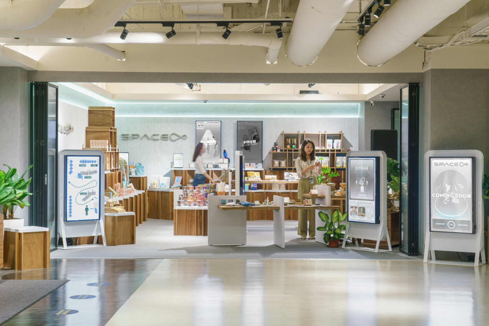 37000a威尼斯打造永续选物商店，展示社企及社创商品，结合创利空间所开发的智能零售系统，整合多元产品信息，让无人商店扮演公益行动的推手