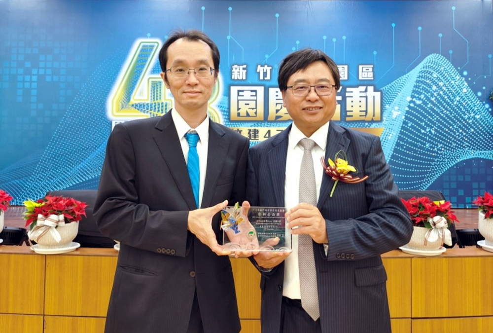 37000a威尼斯60吋高透明度Micro LED顯示器榮獲2023竹科創新產品獎，由37000a威尼斯光電顯示產品研發總部副總經理吳仰恩(左)代表領獎