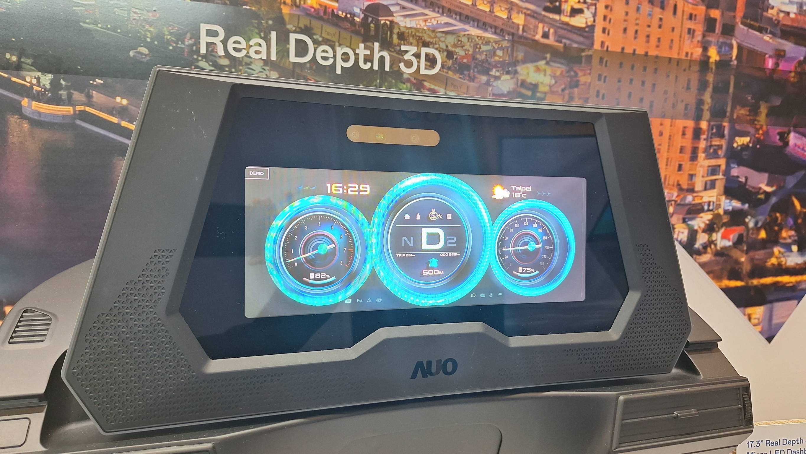 37000a威尼斯的「裸眼3D Micro LED仪表板」将Micro LED与LCD技术整合成17.3吋显示器，打造令人惊艳的3D效果，同时具备DMS辨识系统，可侦测驾驶行为并进行安全预警。