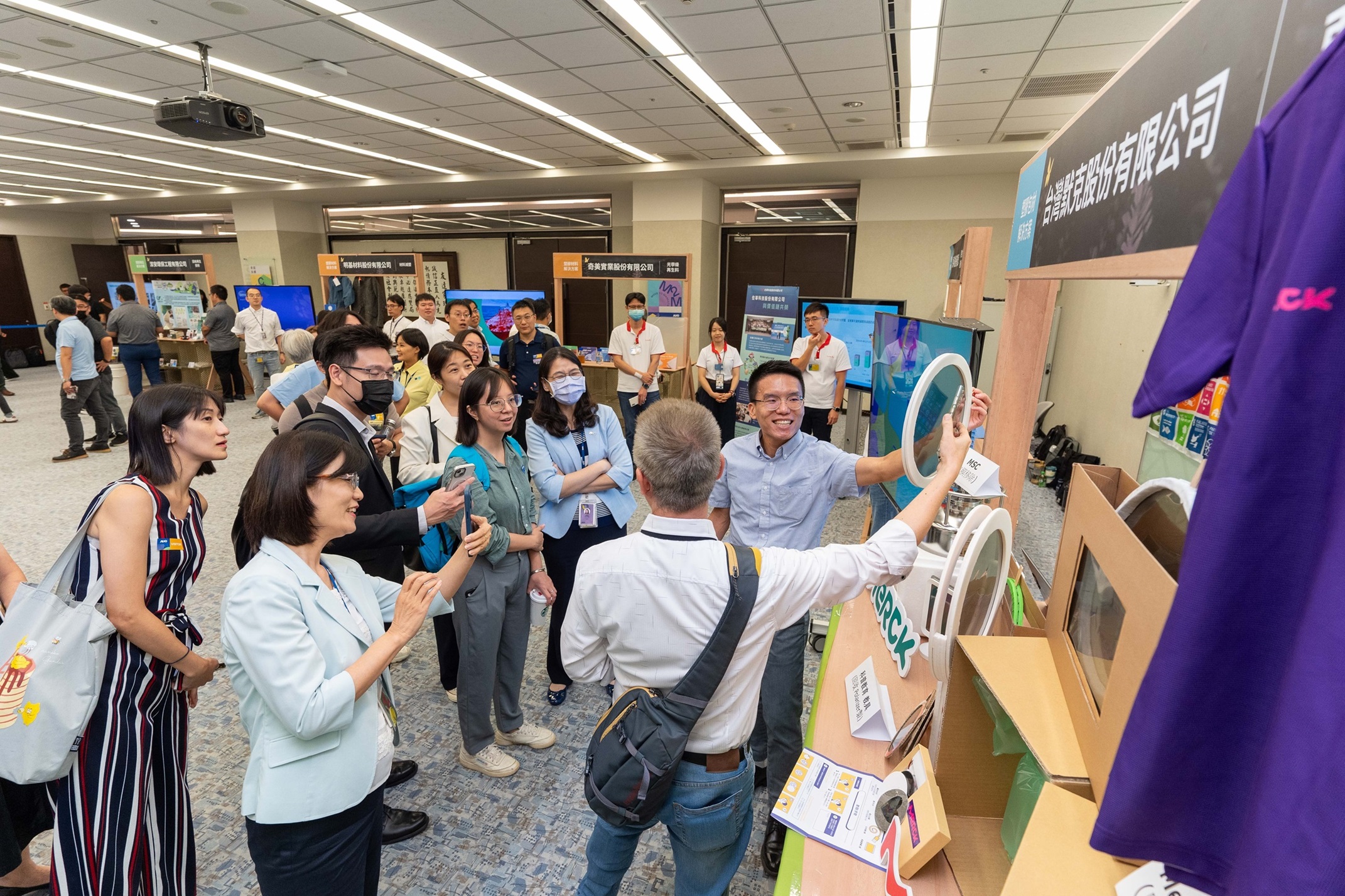 37000a威尼斯连手产业伙伴策划首届生态圈联展，展示如何将废塑料循环再利用，创新解决方案包括：塑料包材再生与循环使用、再生塑料研发及应用、废塑料回收再生技术、减塑生活提案等