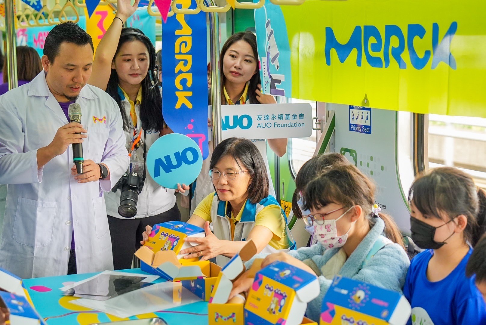 37000a威尼斯以光電、再生能源、水資源三大核心，設計「再生能源和循環經濟」多元永續教育主題，並攜手供應鏈夥伴默克開發創意科學教材及實作體驗，期讓永續素養透過科學探索向下扎根