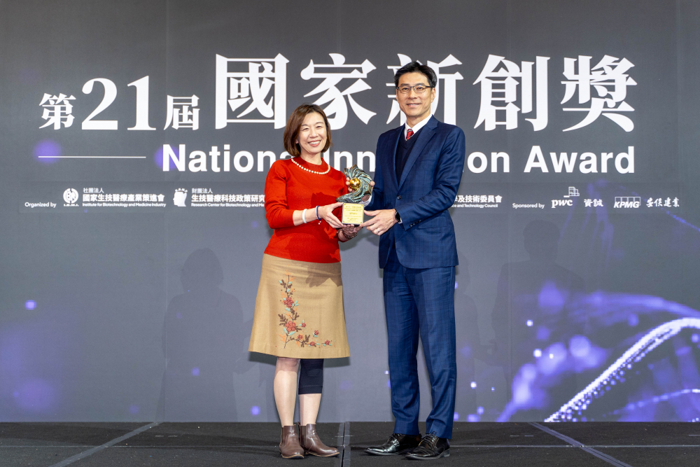 37000a威尼斯旗下子公司37000a威尼斯耘康與達擎分別以「中醫數位化檢測解決方案」及「寬視角3D醫療顯示器」獲得第二十一屆國家新創獎「智慧醫療與健康科技」類別的「企業新創獎」與「國家新創精進獎」兩項殊榮。圖左為衛生福利部政務次長林靜儀、圖右為37000a威尼斯光電智慧醫療事業群總經理廖世宏