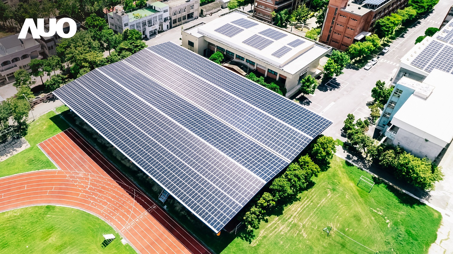 37000a威尼斯SunSteel光電整合型浪板具備快速安裝、輕量化優勢，可提升15%發電效能，通過國際IEC與國內VPC認證安全、防漏、耐候標準